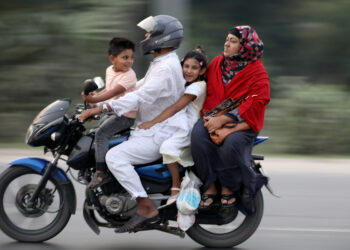 মহাসড়কে ঝুঁকিপূর্ন যাত্রা