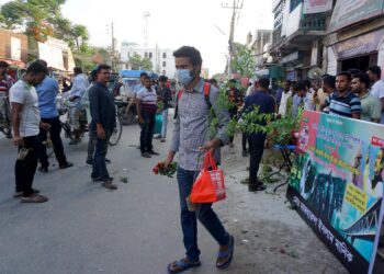 আ.লীগের প্রতিষ্ঠাবার্ষিকীতে পাবনায় বৃক্ষ বিতরণ ও ফুলেল শুভেচ্ছা