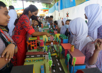 পাবনার আইডিয়াল স্কুল এন্ড কলেজে বিজ্ঞান মেলা অনুষ্ঠিত