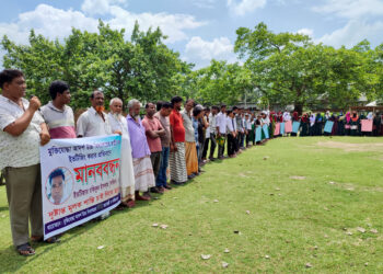 চাটমোহরে স্কুলছাত্রীদের উত্যক্ত করার  প্রতিবাদে মানববন্ধন; অভিযুক্ত কে গ্রেপ্তারের দাবি 