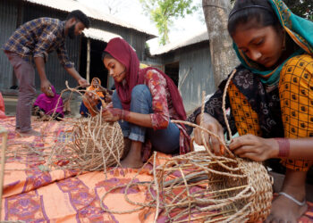 কচুরিপানায় কোটি টাকা, হস্তশিল্পে নারীদের জীবিকা