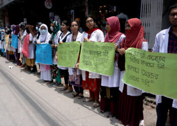 ৮ দফা দাবিতে মানববন্ধন করেছে পাবনা মেডিকেল কলেজের শিক্ষার্থীরা