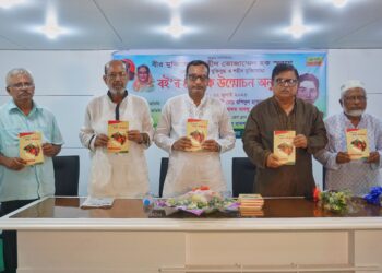 একাত্তরে রুয়েট মুক্তিযুদ্ধ ও শহীদ মুক্তিযোদ্ধা বইয়ের মোড়ক উন্মোচন