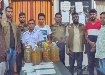 ট্রেনের তেল চুরি করে বিক্রির সময় পাবনায় হাতেনাতে আটক ২