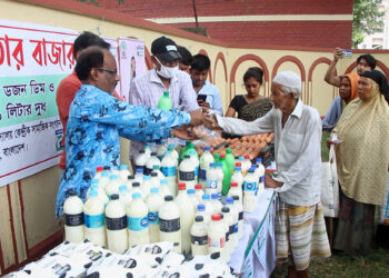 ৫ টাকায় পাঁচটি ডিম আর ৫ টাকায় এক লিটার দুধ পেলো হতদরিদ্র মানুষ