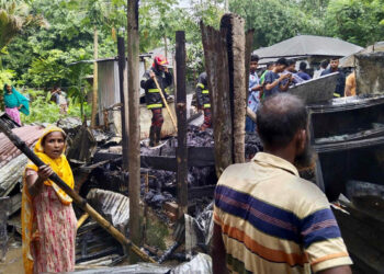 আগুনে নিভে গেল ঈশ্বরদী’র ৫ পরিবারের স্বপ্ন !