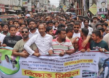 সাবেক ছাত্রনেতা সুইটের গাড়িবহরে হামলা ও ভাংচুরের প্রতিবাদে পাবনায় বিক্ষোভ