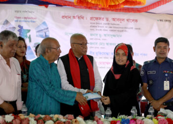 পাবনায় ৭শ দরিদ্র ও মেধাবী শিক্ষার্থীকে বৃত্তি প্রদান করেছেন জেলা পরিষদ