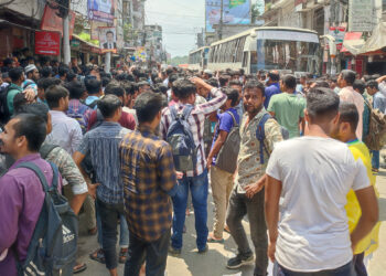 অটোরিক্সার সাথে বিশ্ববিদ্যালয়ের বাসের ধাক্কা; সড়ক অবরোধ করে বিক্ষোভ পাবিপ্রবি শিক্ষার্থীদের