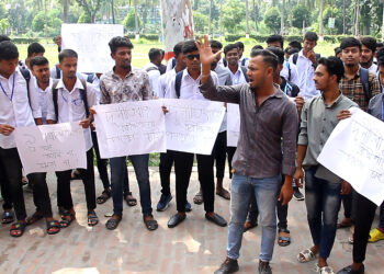 ভারপ্রাপ্ত অধ্যক্ষের পদত্যাগ চেয়ে পাবনা পলিটেকনিক ইন্সটিটিউট শিক্ষার্থীদের বিক্ষোভ