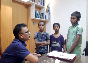 বাড়ি থেকে পালিয়ে আসা তিন শিশুর পরিবারের সন্ধান করছে পাবনা পুলিশ।