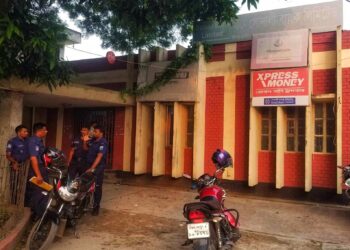 মোটরসাইকেলের গতিরোধ করে কলেজ অধ্যক্ষের ৫ লাখ টাকা ছিনতাই