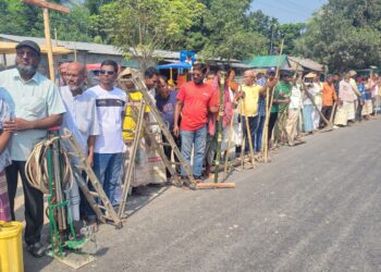 হরতাল-অবরোধ বিরোধী কৃষকবন্ধন, মহাসড়কে সবজি ঢেলে প্রতিবাদ 