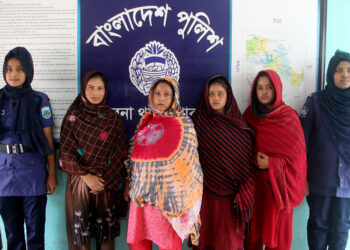 পাবনায় যাত্রীসেজে স্বর্ণের চেন ছিনতাইকালে চার নারী সদস্য আটক