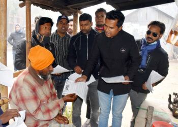 পাবনায় অসহযোগ আন্দোলন ও ভোট বর্জনে নোমানের লিফলেট বিতরণ