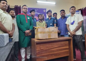 করোতোয়া কুরিয়ার সার্ভিসের মাধ্যমে গাঁজাপাচার! পাবনায় গ্রেফতার