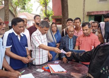 পাবনা পৌর এলাকার আড়াই শত গরীব অসহায়দের মাঝে এমপি প্রিন্স’র নগদ অর্থ প্রদান