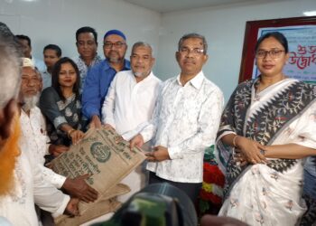 পাবনা সদরে ক্ষুদ্র ও প্রান্তিক কৃষকদের মাঝে বীজ এবং  সার বিতরণের উদ্বোধন