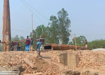 পাবনায় পরিবেশ অধিদপ্তরের অভিযান তিনটি ইটভাটায় জরিমানা ড্রাম চিমনী ধ্বংস