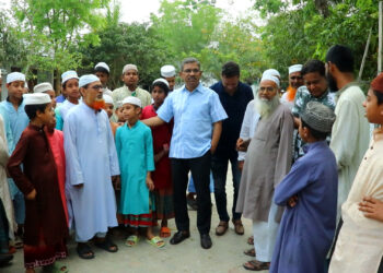 পাবনা মানব কল্যাণ ট্রাস্টে এমপি প্রিন্সের ঈদ উপহার নগদ অর্থ প্রদান