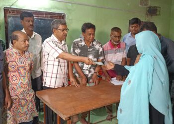 পাবনা পৌর এলাকার অসহায়দের মাঝে এমপি প্রিন্স’র নগদ অর্থ প্রদান