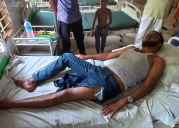 ভাঙ্গুড়ায় সাংবাদিক মানিককে পিটিয়ে পা ভেঙে দিল সন্ত্রাসীরা 