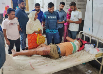 পুলিশের সাথে চেয়ারম্যান প্রার্থীর সমর্থকদের সংঘর্ষ, গুলিবিদ্ধসহ আহত ৩; আটক ৩