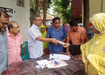 ঈদ আনন্দ ছড়িয়ে দিতে অসহায়দের মাঝে প্রিন্স এমপির নগদ অর্থ প্রদান 