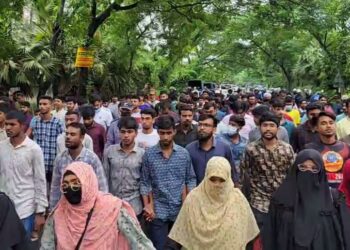 ঢাকা-পাবনা মহাসড়কে শিক্ষার্থীদের শান্তিপূর্ণ গণমিছিল, পুলিশের সহযোগিতা!