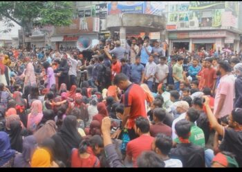 বৃষ্টিতে ভিজে পাবনা শহরে হাজারো শিক্ষার্থীদের বিক্ষোভ ও অবস্থান