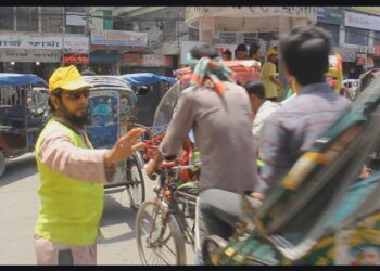পাবনায় রাস্তায় ট্রাফিক ব্যবস্থার কাজ করছেন স্বেচ্ছাসেবী সংগঠন 