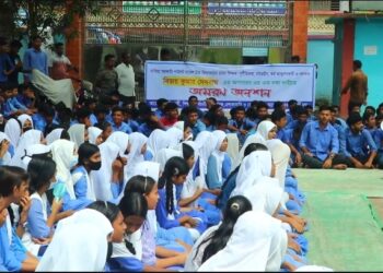 পাবনায় প্রধান শিক্ষকের অপসারণের দাবিতে শিক্ষার্থীদের অমরণ অনশন; জ্ঞান হারিয়ে দুই শিক্ষার্থী হাসপাতালে ভর্তি