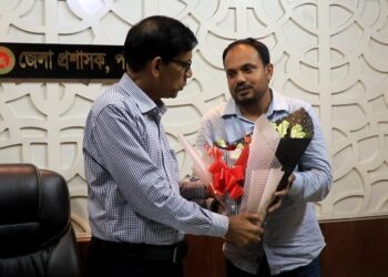 পাবনা নবাগত জেলা প্রশাসক কে ফুল দিয়ে শুভেচ্ছা জানালেন পাবনা জেলা বিএনপি