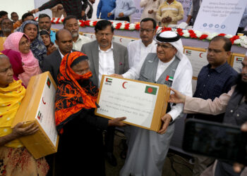 পাবনায় গরীব দুস্থদের মাঝে কম্বল বিতরণ