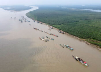 পদ্মায় আবারও বালু উত্তোলনের মহোৎসব, পেছনে কারা ?
