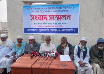 পাবনায় বিরোধপূর্ণ জমি দখল করে আশ্রয়ণ প্রকল্পের ঘর নির্মাণের অভিযোগ 