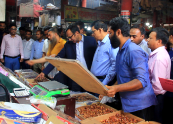 পাবনায় বাজার মনিটরিংয়ে ডিসি