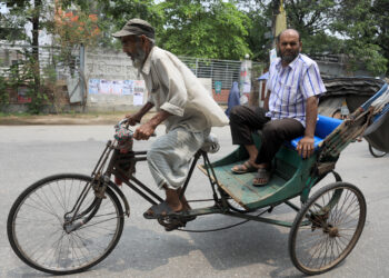 একটি ইঞ্জিন রিকশার স্বপ্ন ৭৫ বছর বয়সী শাহজাহানের