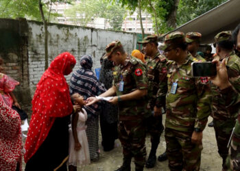 পাবনায় সেনাবাহিনীর মেডিক্যাল ক্যাম্প, চিকিৎসা পেল অসহায় ও দুস্থ রোগী