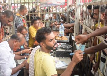 পাবনার পশুর হাটগুলোতে দ্বিগুন হারে গরু-ছাগলের খাজনা আদায়, নিরব প্রশাসন