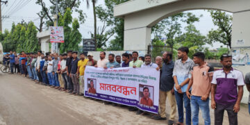 পাবনা গণপূর্তের এসি’র বিরুদ্ধে কমিশন বাণিজ্যের প্রতিবাদে ঠিকাদারদের মানববন্ধন ও বিক্ষোভ