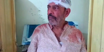 পাবনায় প্রকাশ্য দিবালোকে নিজ বাড়িতে প্রবীণ অধ্যাপককে কোপালো দুর্বৃত্তরা