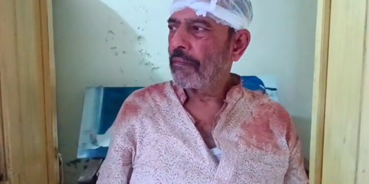 পাবনায় প্রকাশ্য দিবালোকে নিজ বাড়িতে প্রবীণ অধ্যাপককে কোপালো দুর্বৃত্তরা