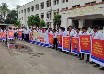 পাবনায় মেরিনার্স কোম্পানীতে সন্ত্রাসী হামলা ও লুটপাটের অভিযোগে মানববন্ধন