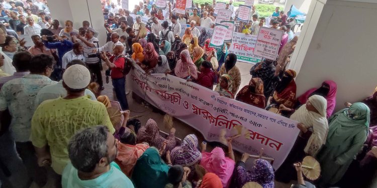 পাবনার ইছামতি নদী পাড়ের বৈধ বসতিদের ক্ষতিপূরণের দাবিতে বিক্ষোভ মিছিল ও স্মারক লিপি প্রদান